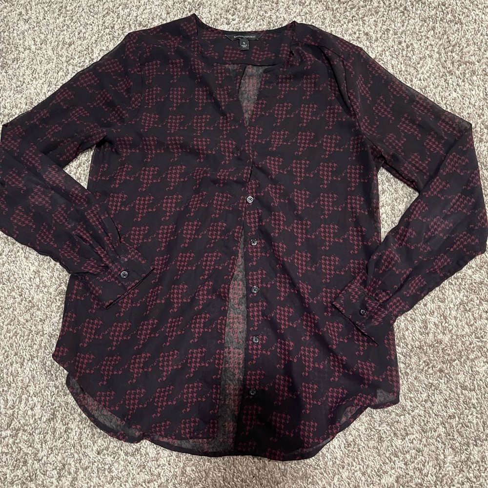 Banana republic factory sheer button down blouse in navy/red size small